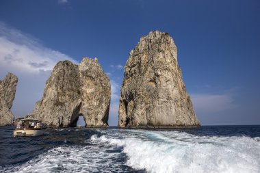 Faraglioni Adası ve kayalıklarla, Capri, İtalya