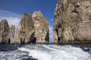 Faraglioni Adası ve kayalıklarla, Capri, İtalya