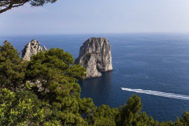 Faraglioni Adası ve kayalıklarla, Capri, İtalya