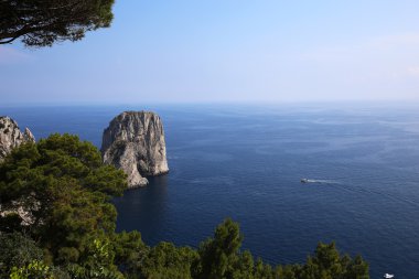 Faraglioni Adası ve kayalıklarla, Capri, İtalya