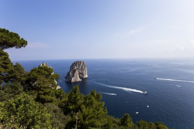 Faraglioni Adası ve kayalıklarla, Capri, İtalya