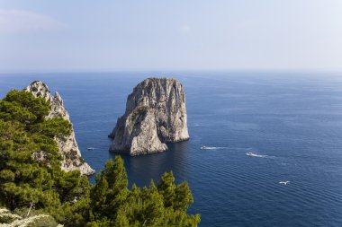 Faraglioni Adası ve kayalıklarla, Capri, İtalya