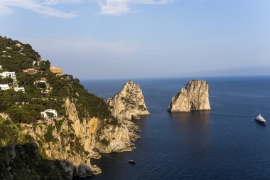 Faraglioni Adası ve kayalıklarla, Capri, İtalya