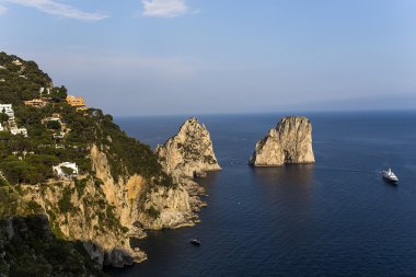 Faraglioni Adası ve kayalıklarla, Capri, İtalya