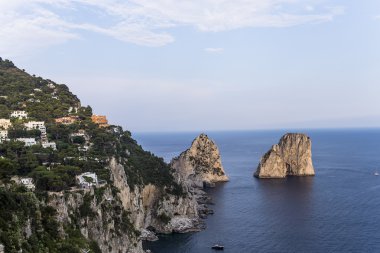 Faraglioni Adası ve kayalıklarla, Capri, İtalya