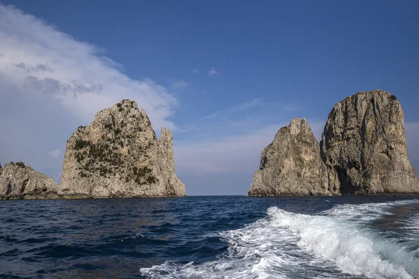 Faraglioni Adası ve kayalıklarla, Capri, İtalya
