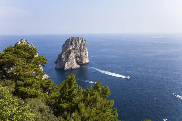 Faraglioni Adası ve kayalıklarla, Capri, İtalya
