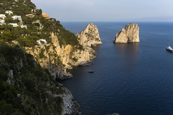Faraglioni Adası ve kayalıklarla, Capri, İtalya