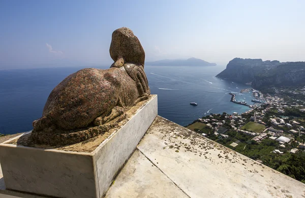Estátua de esfinge sobre a ilha de Capri, Capri, Itália — Fotografia de Stock