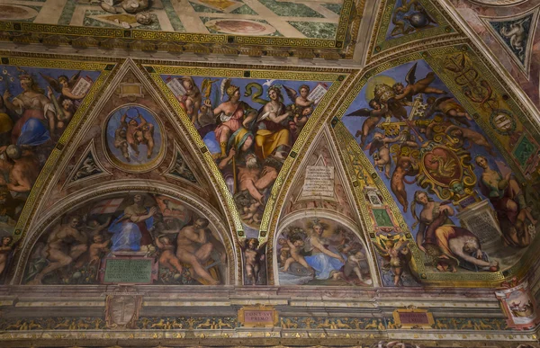 Interiores de las salas de Rafael, Museo Vaticano, Vaticano — Foto de Stock
