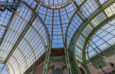 PARIS, FRANCE, FEBRUAY 04, 2026: Fransız arşivci Charles Girault tarafından 1897 yılında inşa edilen Grand Palais 'in Sanat Dekoratif Kubbesi mimari detayları