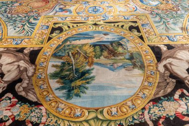 PARIS, FRANCE, FEBRUAY 04, 2026: Fransız kralı XIV. Louis için halı 17. yüzyılın sonunda Charles Le Brun tarafından, Paris 'teki Savonnerie Manufactory' da örülmüş, fakat hiç kullanılmamış..