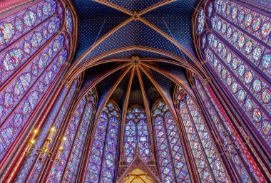 PARIS, FRANCE, NOVEMBER 03, 2013: 1239 yılında inşa edilen Sainte Chapelle kilisesindeki vitray camlarının iç ve mimari ayrıntıları