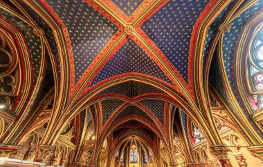 PARIS, FRANCE, NOVEMBER 03, 2013: 1239 yılında inşa edilen Sainte Chapelle kilisesindeki vitray camlarının iç ve mimari ayrıntıları
