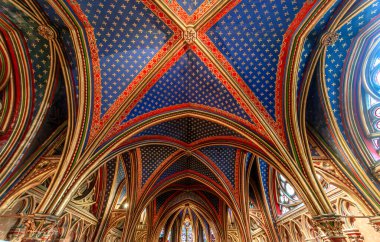 PARIS, FRANCE, NOVEMBER 03, 2013: 1239 yılında inşa edilen Sainte Chapelle kilisesindeki vitray camlarının iç ve mimari ayrıntıları