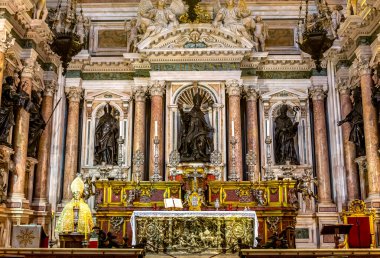 NAPLES, ITALY, 16 Mayıs 2014: Duomo 'nun iç kısımları ve detayları, Napoli katedrali, 14. yüzyılda Aziz Januarius, Camapania için inşa edildi.