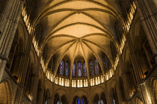 Inredning och Detaljer för Saint-Remi basilikan, Reims, Frankrike — Stockfoto