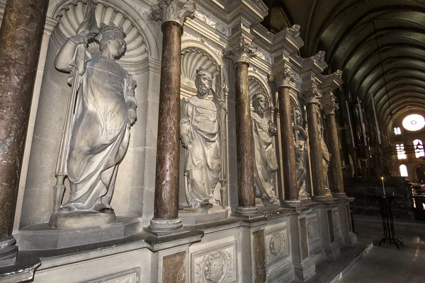 Innenräume und Details der Basilika Saint-Remi, Reims, Frankreich — Stockfoto