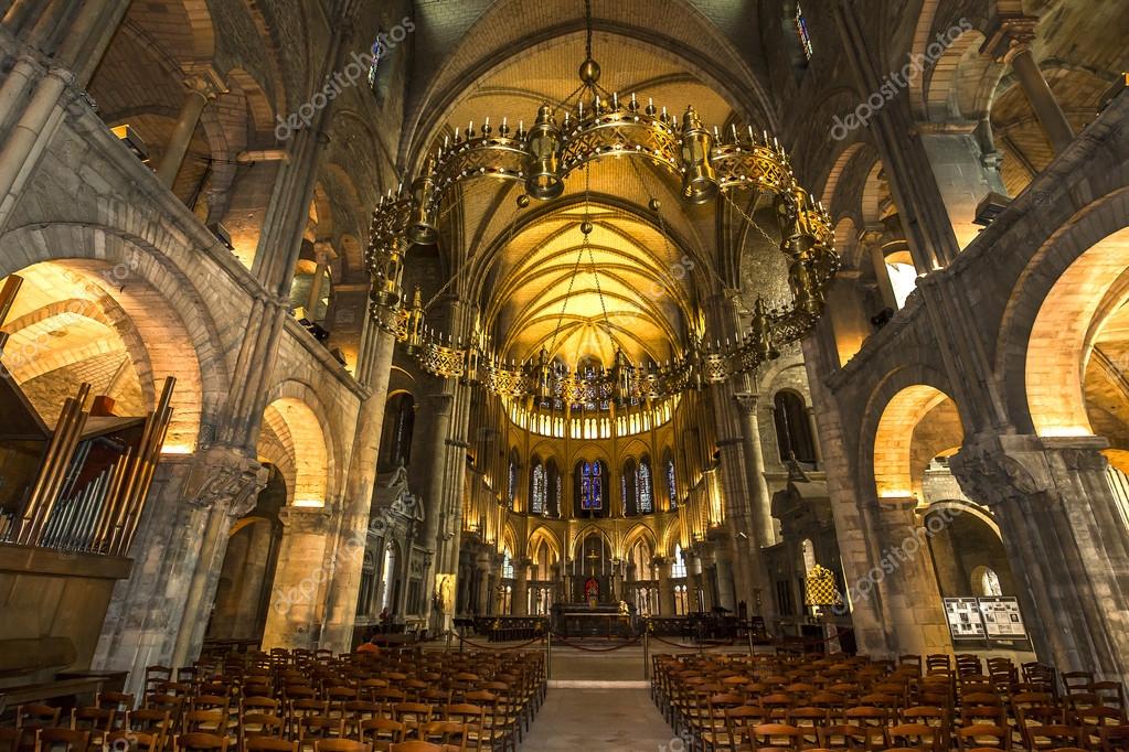 interiores y detalles de la basílica de SaintRemi, Reims, Francia 2023