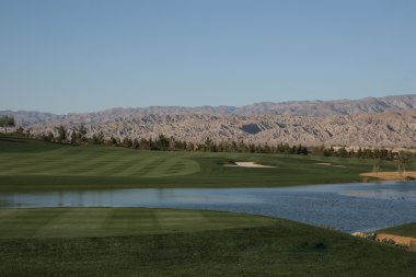 yeşil ve fairway bir golf sahası üzerinde
