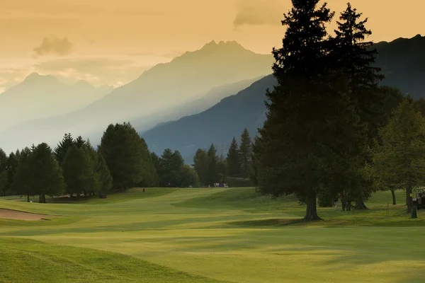 Fairway en groen, op een golfbaan — Stockfoto
