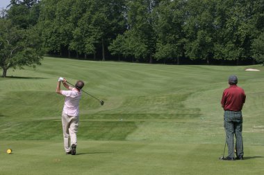 yeşil ve fairway bir golf sahası üzerinde