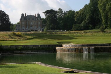 yeşil ve fairway bir golf sahası üzerinde