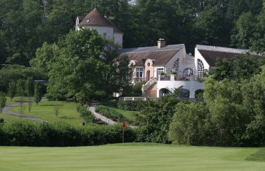 yeşil ve fairway bir golf sahası üzerinde