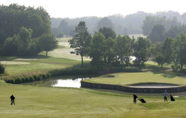 yeşil ve fairway bir golf sahası üzerinde