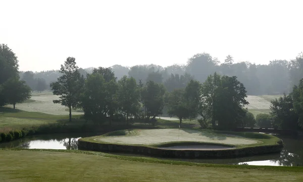 Zielony i toru wodnego na polu golfowym — Zdjęcie stockowe