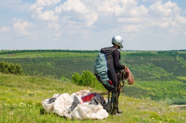 Yamaçparaşütü Bakota Nehri üzerinde uçmaya hazırlar