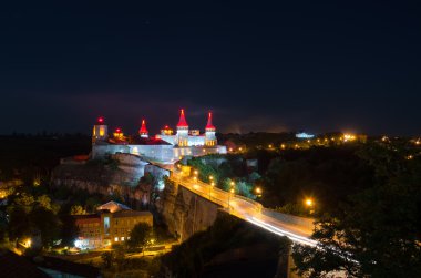 gece yarısı harap Ortaçağ Kalesi içinde kamenetz-podolsk, Ukrayna panoramik