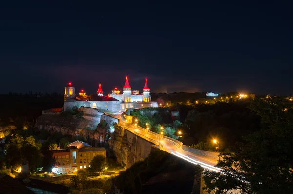 gece yarısı harap Ortaçağ Kalesi içinde kamenetz-podolsk, Ukrayna panoramik