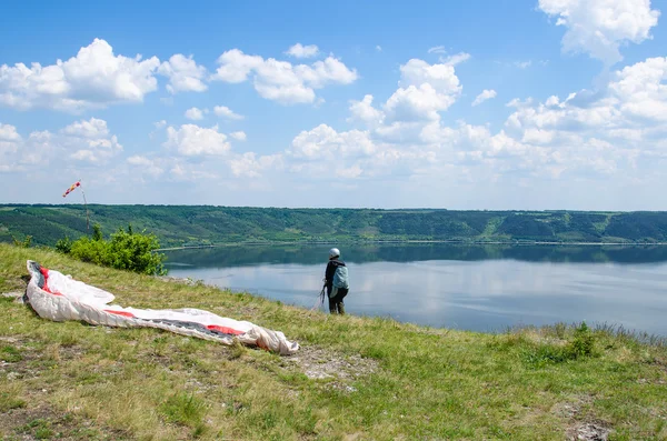 Parapente se prepara para volar sobre el río Bakota — Foto de Stock