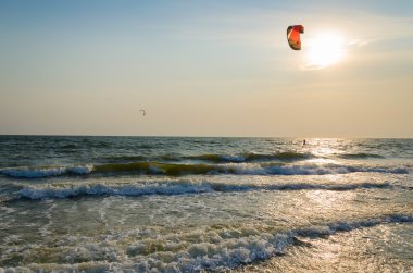 Kiter renkli bir gün batımı zemin Karadeniz'de karşı