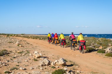 Dağ bisikleti sürmek deniz boyunca sarma toprak yol boyunca