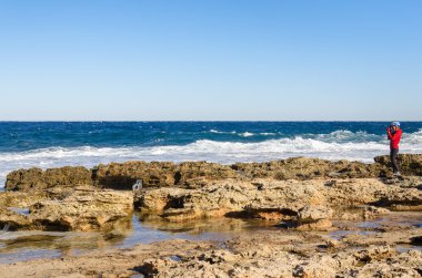 Manzara fotoğrafçı iş deniz kıyısında. Akdeniz, Kıbrıs