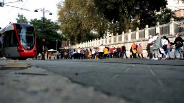 Tramvay Şehrin Kalabalık Sokağında Geliyor