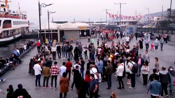 이스탄불에서 음악 밴드를 듣고 있는 군중 — 비디오