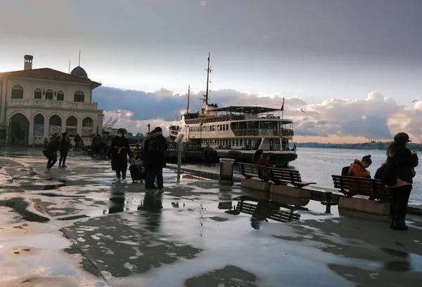 Yağmur yağdıktan sonra sahilde konuşuluyor. Sergide, İstanbul 'un Kadıköy kentinde bir kıyı şeridinde duran bazı insanlar resmediliyor.
