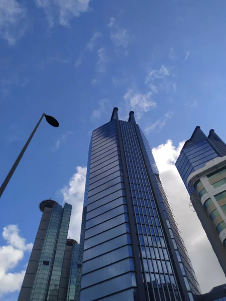 Şehirdeki Bazı Modern Gökdelenler ve Lamppost 'un Dikey Görünümü