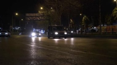İstanbul trafik kavramında gece karanlığında arabaların hareketi 4K yüksek çözünürlükte