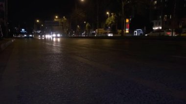Beyoğlu, İstanbul, Türkiye - 02.20.2021: Bir belediye minibüsü otobüs durağına yaklaşıyor ve geceleyin bir yolcuyu bırakmak için yavaşlıyor