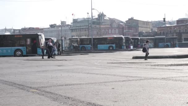 Eminonu, Istanbul, Türkei - 18.02.2021: Stadtbusse parken in Busdepots und warten auf die Abfahrtszeit, um sich zu bewegen, und Menschen laufen herum 4K hohe Auflösung — Stockvideo