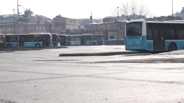 Eminonu, Istanbul, Turecko - 02.18.2021: pohyb autobusového depa vlevo v Eminonu a autobusy čekající na odjezd s vysokým rozlišením 4K — Stock video