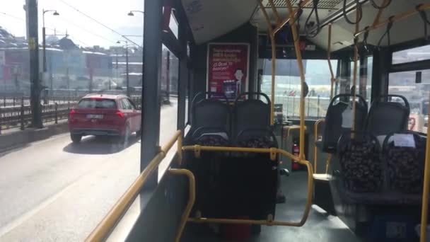 Eminonu,イスタンブール,トルコ- 02.18.2021:ガラタ橋を通過しながら、バスの旅の動きとイスタンブールバスの内側のビューと鮮やかなパンデミア日4K高解像度の人々はありません — ストック動画