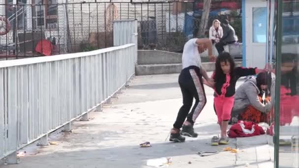 Eminonu, Istambul, Turquia 02.18.2021: close-up de crianças refugiadas sírias que se vestem depois de nadar na costa de Istambul no inverno 4K de alta resolução — Vídeo de Stock