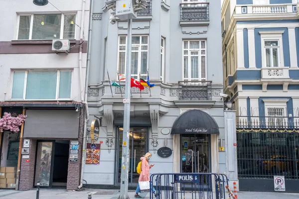 Beyoğlu, İstanbul, Türkiye - 02.17.2021: Belçika 'nın Taksim Büyükelçiliği yakınlarındaki Otel Taksim Star binası