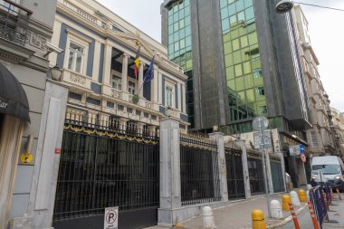 Beyoğlu, İstanbul, Türkiye - 02.17.2021: Taksim 'deki Belçika büyükelçiliği ve konsolosluk binasının siyah çitleri ve kapısı