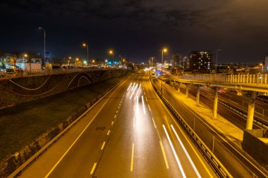 Sisli, İstanbul, Türkiye - 02.17.2021: İstanbul 'da otomobil ışıkları ve çift yönlü E-5 karayolunun gece görüşü